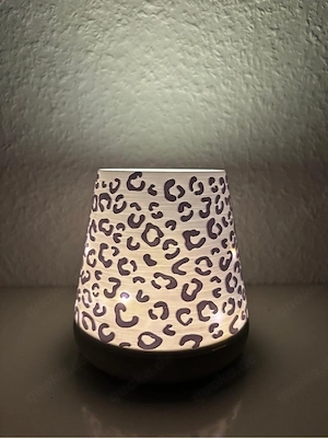 Tischlampe in Leo Muster