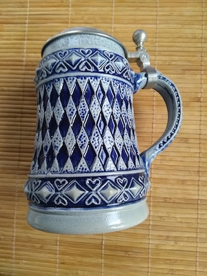 Oktoberfest: Dekorativer Bierkrug mit Metalldeckel und Daumenhalter nach bayrischer Art   