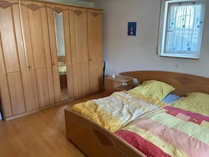 Schlafzimmer Komplett: Kleiderschrank, Doppelbett mit Lattenrost und zwei passende Nachttische