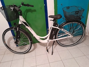 gebrauchtes wenige Kilometer gefahrenes DAMEN E-BIKE