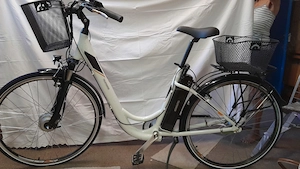 gebrauchtes wenige Kilometer gefahrenes DAMEN E-BIKE