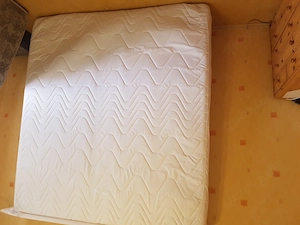 Matratze wie neu, selten genutzt, Top-Zustand, immer mit Encasing*.