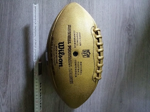 Wilson Golden Football "THE DUKE" KJ WRIGHT Autogramm und Zertifikat  Bild 3