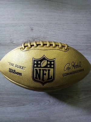 Wilson Golden Football "THE DUKE" KJ WRIGHT Autogramm und Zertifikat  Bild 4