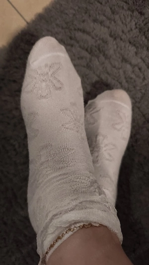 Getragene Socken süß mit Rüschen 