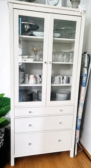 Weißer Vitrinenschrank