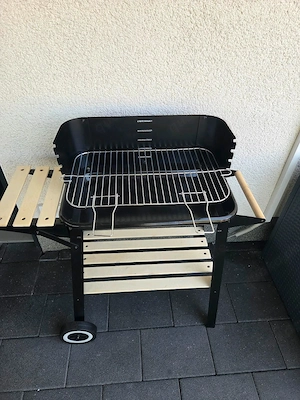     Holzkohlegrill mit Ablage und Rollen 2 mal vorhanden 1 OVP