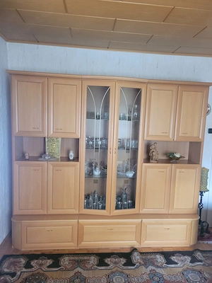 Klassische Wohnwand mit Vitrine