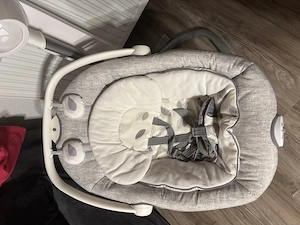 Joie elektrische Babywippe mit Neugeboreneneinsatz 