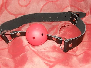 Dom bietet neugierigen W oder Paaren Spanking, BDSM ..........