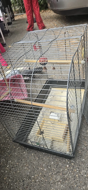Vogelkäfig mit Sitzstangen und Zubehör
