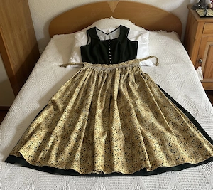 Handgeschneiderte Dirndl und Rock+Bluse