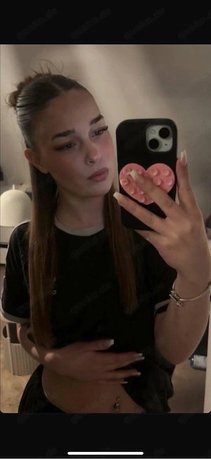 hallo, ich bin die Lina komme aus Pforzheim bin 21