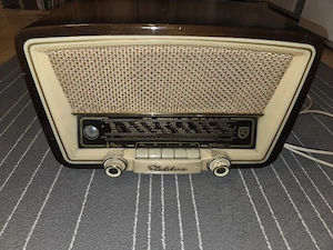 Zu verkaufen alter Radio siehe Bilder muss weg 