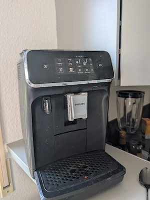 Philips Kaffeevollautomat (Series 2200) mit Milchaufschäumer