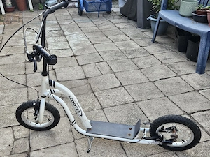 Tretroller Kick Scooter mit Luftreifen 
