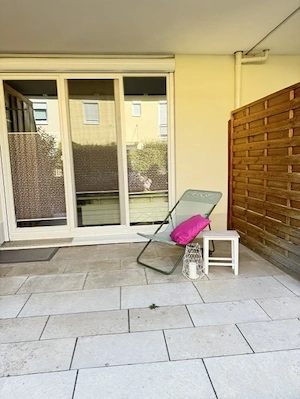 Möbliertes Zimmer mit eigenem Bad und Garten Terrasse in ruhiger Wohngegend