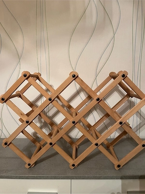 Stilvolles Weinregal aus Holz