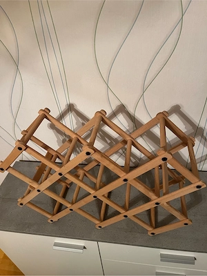 Stilvolles Weinregal aus Holz Bild 2