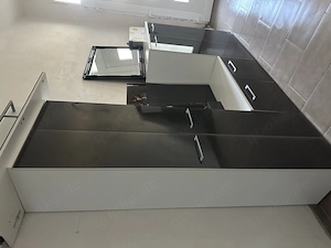 Massive Furgafderobe mit Glasfronten