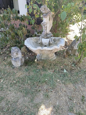 Antiker Wasserbrunnen mit Engelfigur und Muschelbecken aus Massiven Stein 