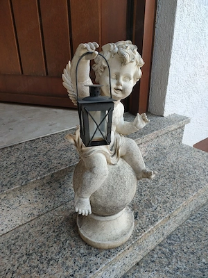 Süßer Engel mit Laterne für Terrasse oder Balkon 