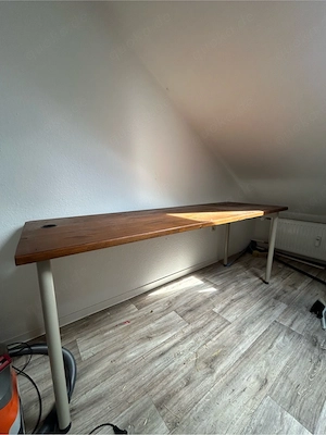 Schreibtisch