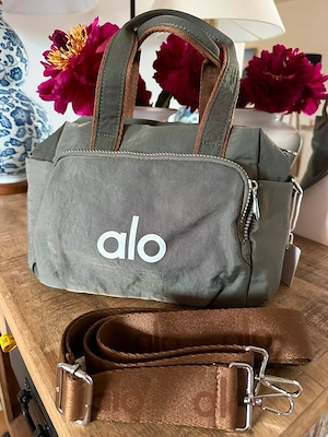 Alo Yoga Handtasche olivegrün mit Trageriemen - NEU