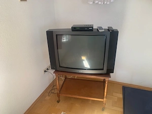 Röhrenfernseher mit Fernsehtisch
