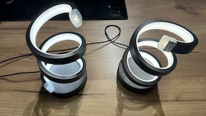 2x Moderne LED Spiral Tischlampe   USB   Warmweiß   Schwarz   Neuwertig