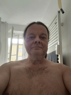 Ich (58) Mann aus Berlin, gut gebaut, suche ebensolche Frau für knisternden Onlinekontakt oder Treff