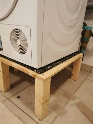 Siemens iQ 500 Kondenstrockner mit Antirutschmatte und Holzpodest