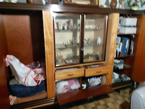 Nussbaumholz, Vitrinenschrank aus den 60er Jahren