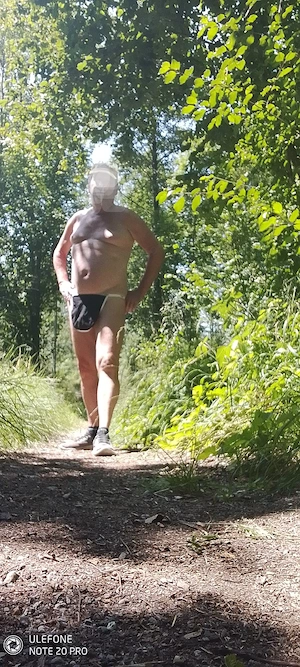 Nette weibliche Begleitung für Nacktwanderungen in der Nähe von Bad Feilnbach gesucht 