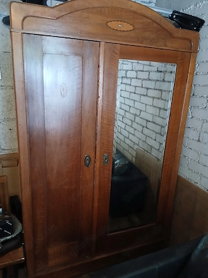 Schweizer Antik Kleiderschrank 