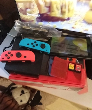 verkaufe meine Nintendo Switch mit 2 super Mario Spiele