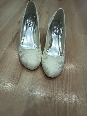 Hochzeitskleid mit Schuhe, Ringkissen und Haarband 