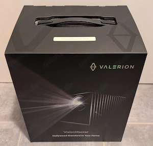 Valerion Visionmaster Pro 4K Dreifach-Laser Beamer Bundle mit 100" Leinwand mit Motor