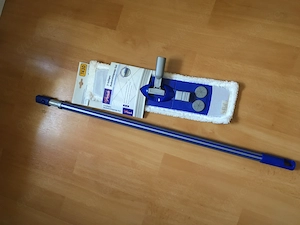 ein neuwertiges 3-teiliges Bodenreinigungs-Set mit Anti-Rutsch-Teleskopstiel