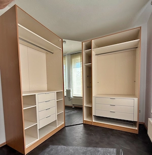Offener Kleiderschrank für Ankleidezimmer