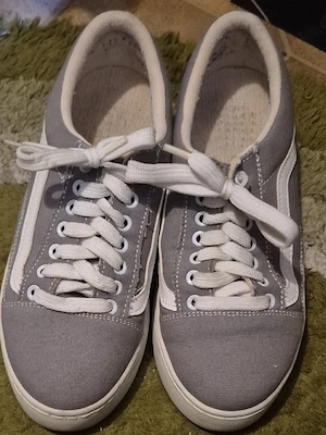 Graue Sneaker im klassischen Skater-Look