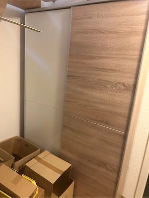Kleiderschrank mit Schiebetüren