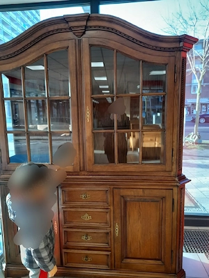 Wunderschöne massive Vitrine 