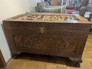 Holztruhe geschnitzt 