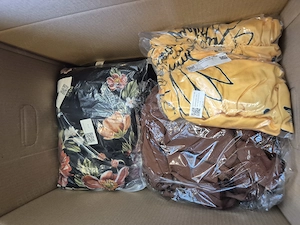 Großer Karton mit Damen Mode - Kleidung Bekleidung ungetragen gemischt