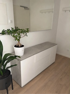 Weißes Sideboard mit Betonoptik