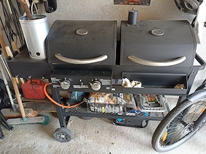 REWE COMBIGRILL Gas 2-flammig links + Kohle rechts , neuwertig