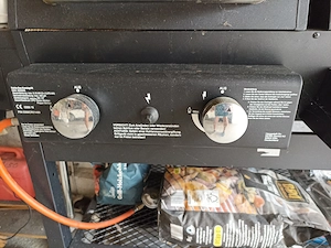 REWE Combigrill Gas 2-flammig , Kohle rechts mit Temperaturanzeigen im Deckel , neuwertig