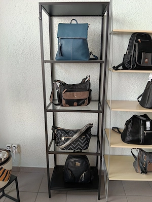 2 Metall-Regale mit Glasböden