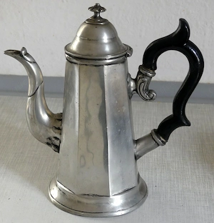 Alte achteckige Kaffee oder Teekanne. 